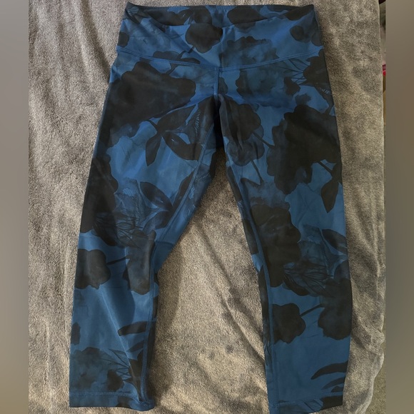 lululemon athletica Pants - Lululemon Wunder Under Crop II *Full-On Luxtreme
Jumbo Inky Floral Black Inkwell